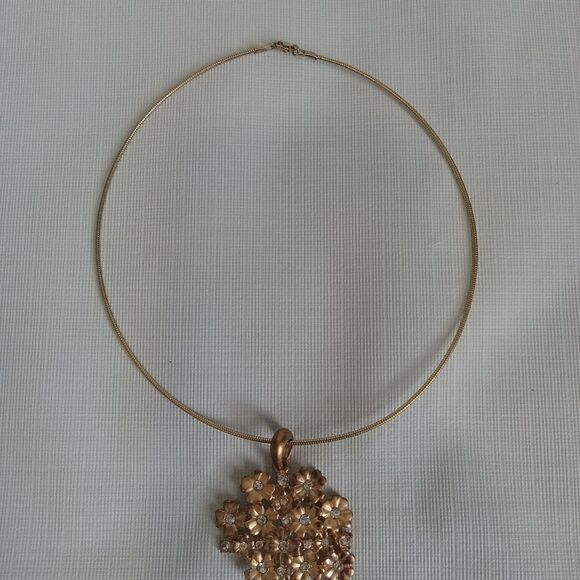 Gold Toned Rhinestone Flower Cluster Pendant Omega Chain Collar Style Necklace - Picture 7 of 10